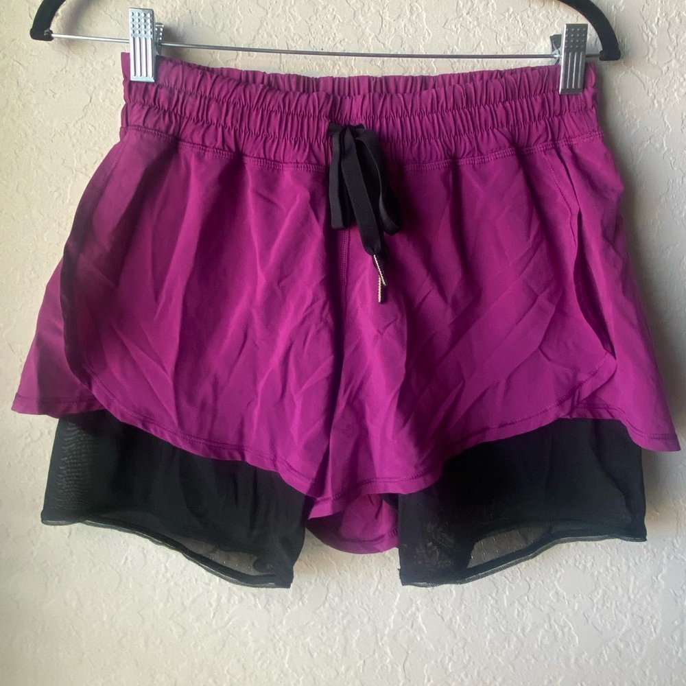 Lululemon Hot to Street Short Regal Plum/Black ~ Size 8 - Picture 3 of 8